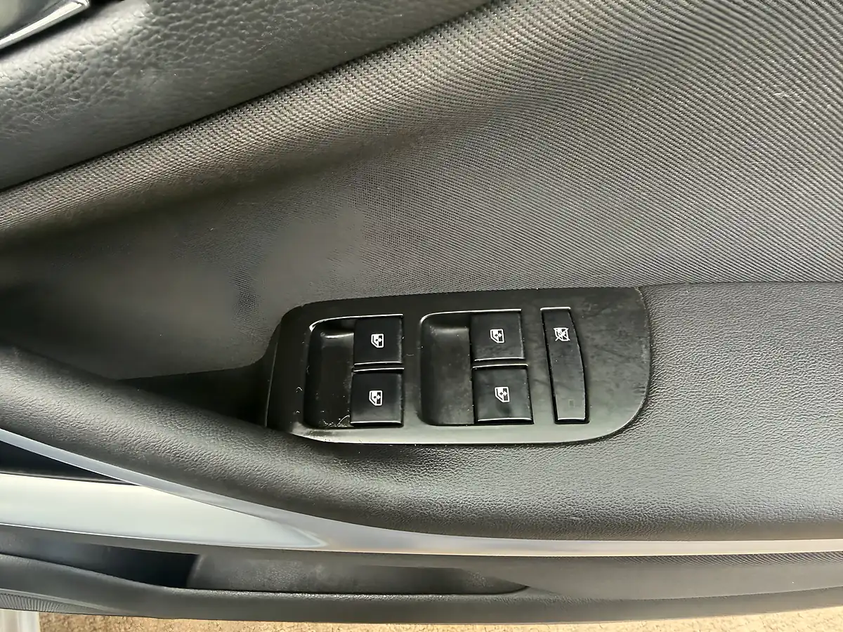 Used 2014 Vauxhall Zafira Silver - Interior and Exterior details 12