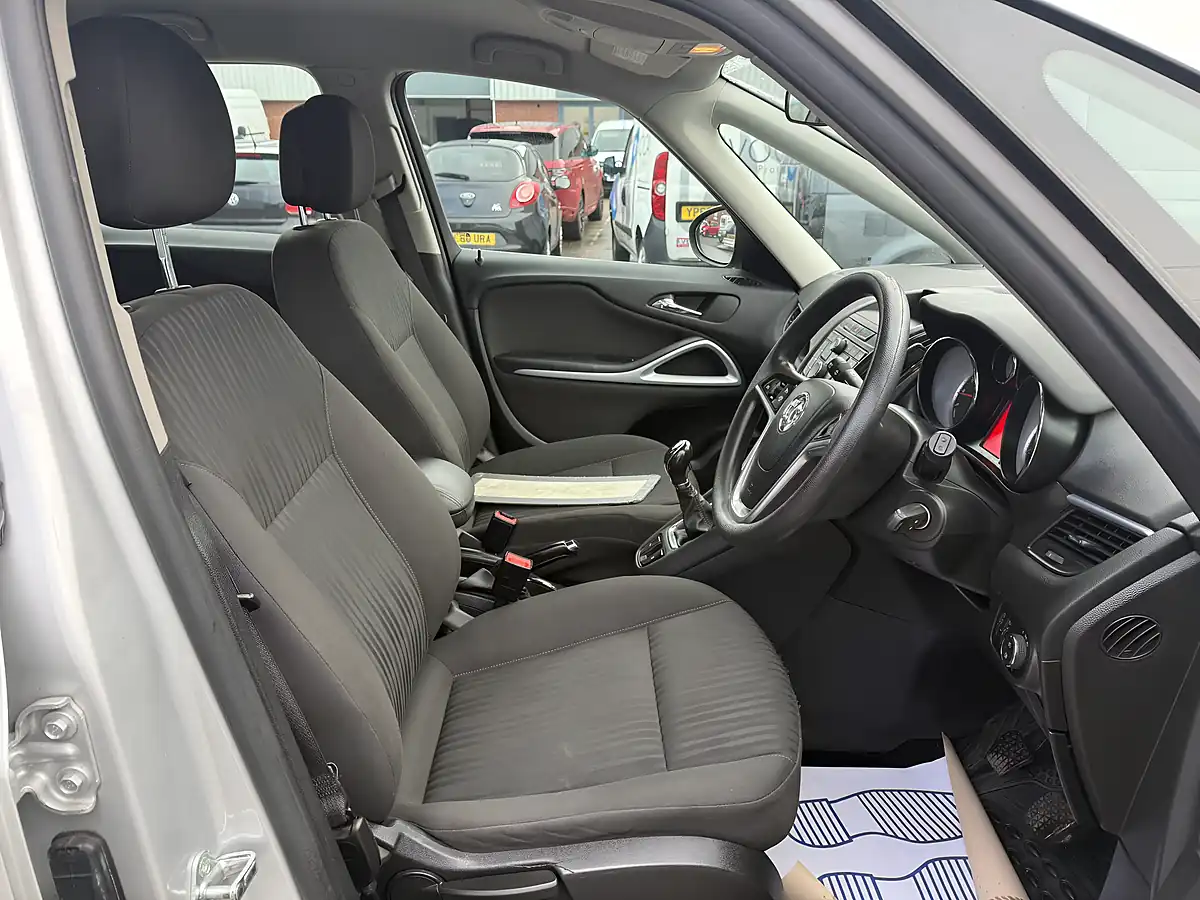Used 2014 Vauxhall Zafira Silver - Interior and Exterior details 13