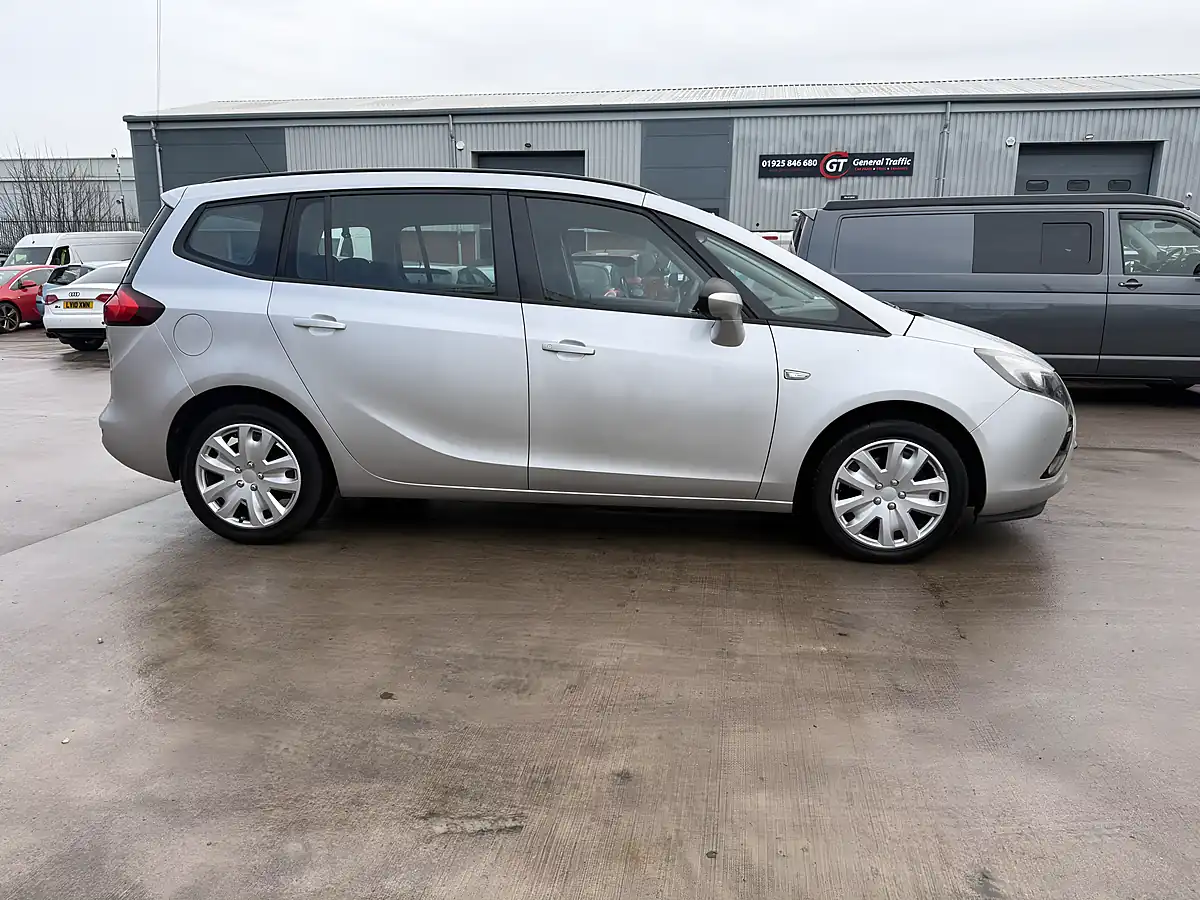 Used 2014 Vauxhall Zafira Silver - Interior and Exterior details 5