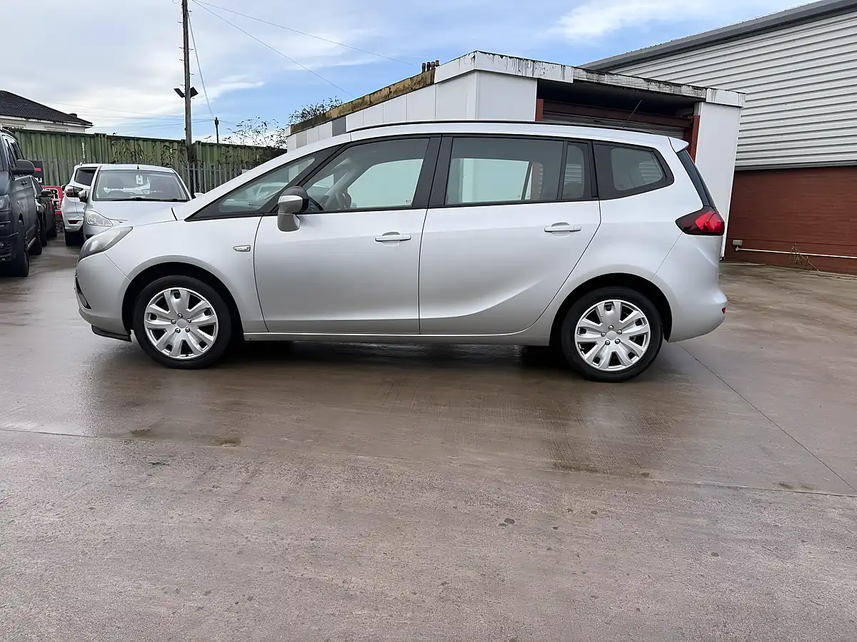 Used 2014 Vauxhall Zafira Silver - Interior and Exterior details 6