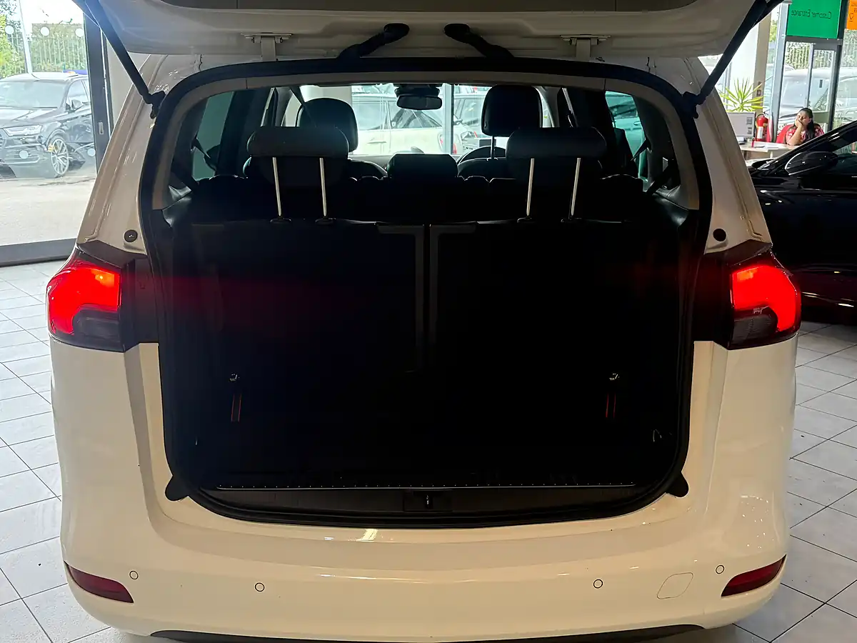 Used 2014 Vauxhall Zafira Tourer Se White - Interior and Exterior details 11