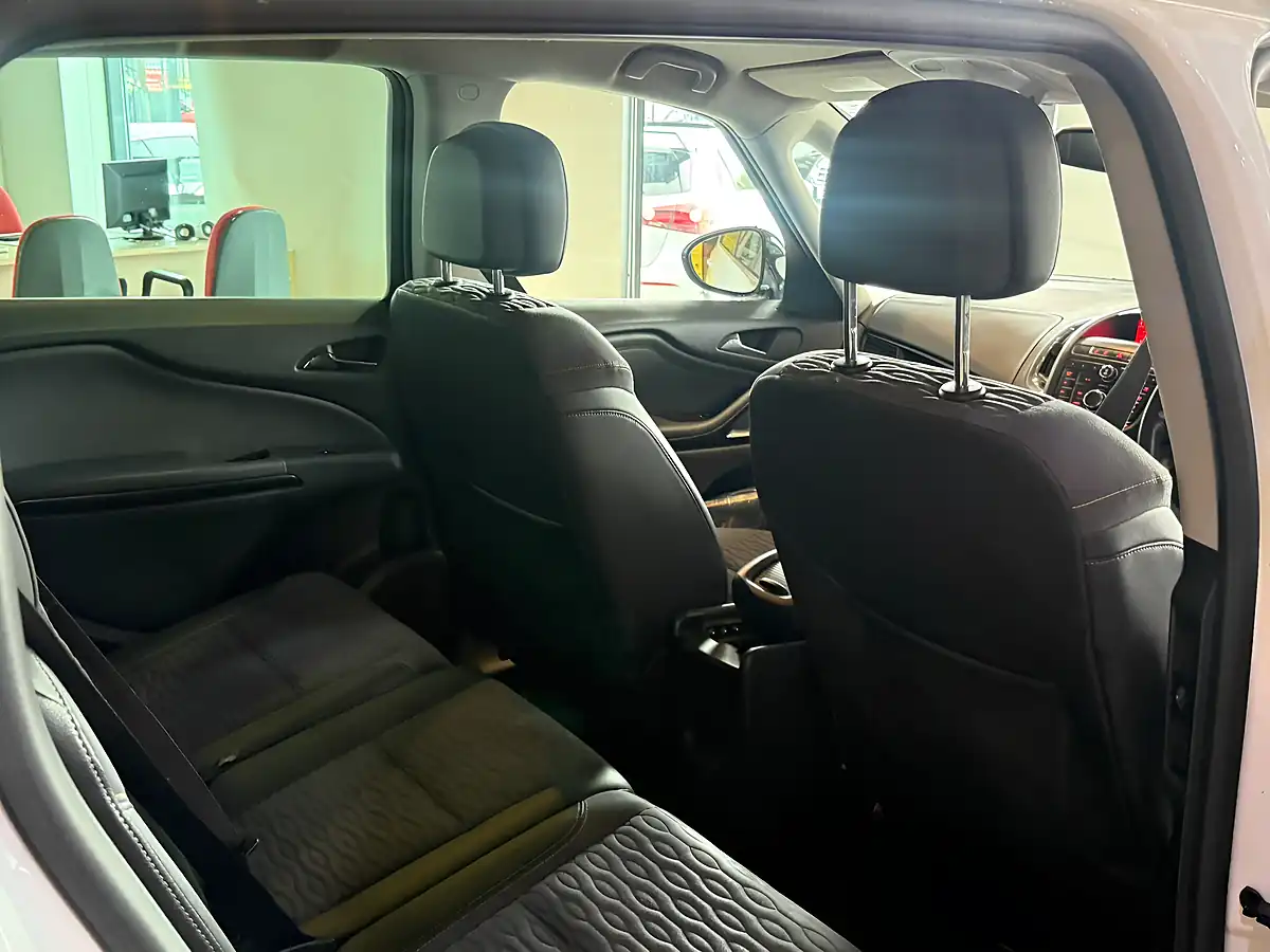 Used 2014 Vauxhall Zafira Tourer Se White - Interior and Exterior details 14