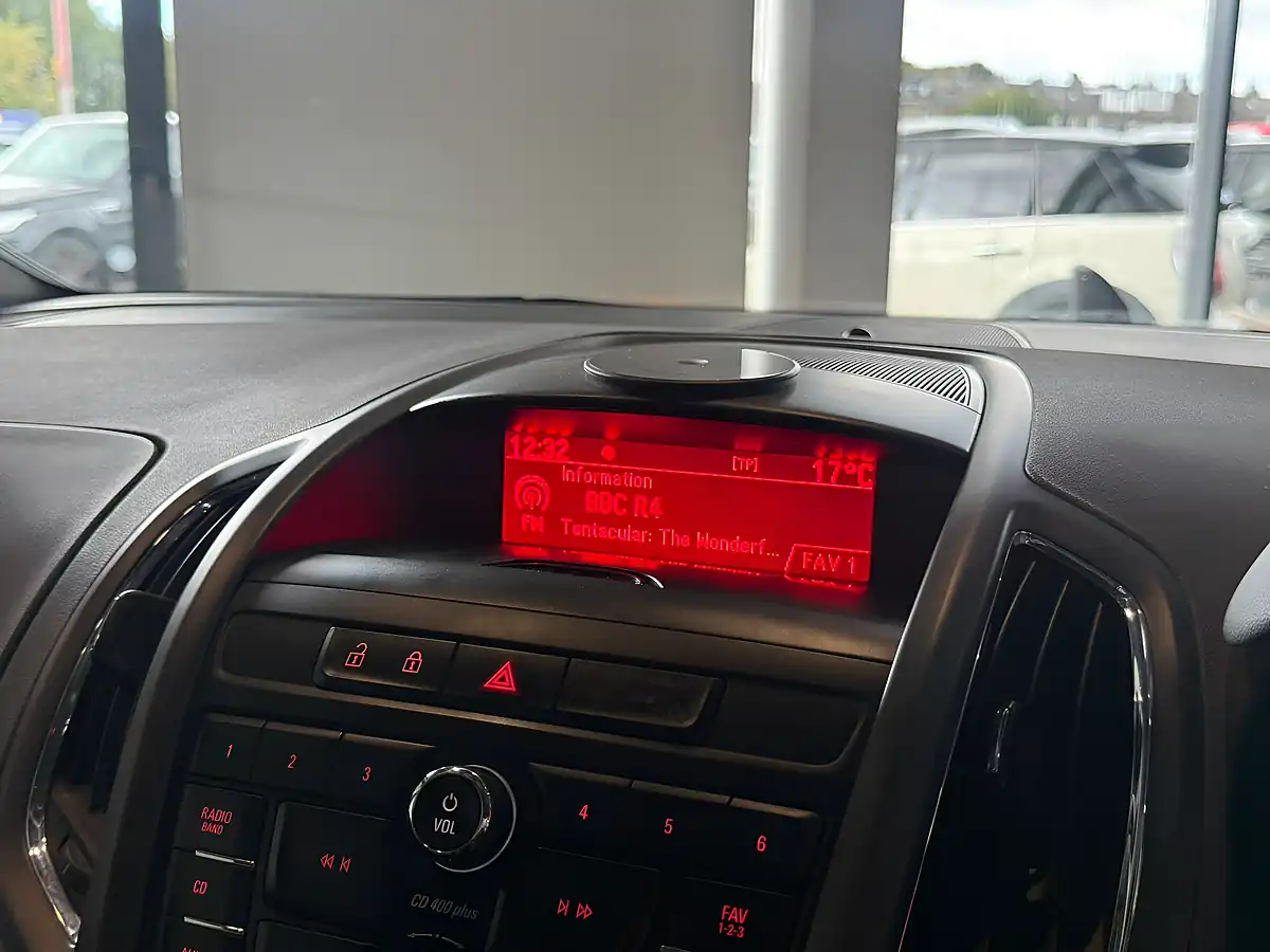 Used 2014 Vauxhall Zafira Tourer Se White - Interior and Exterior details 16