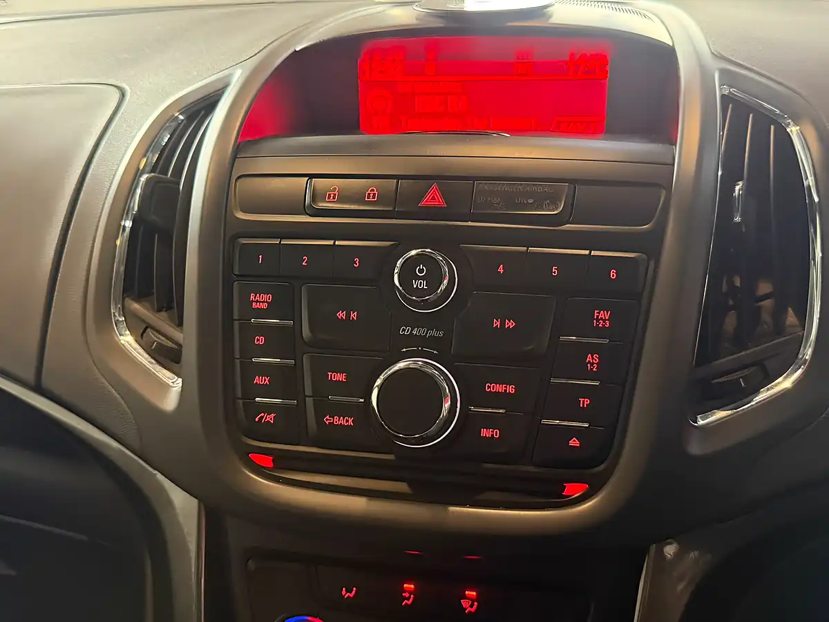 Used 2014 Vauxhall Zafira Tourer Se White - Interior and Exterior details 17