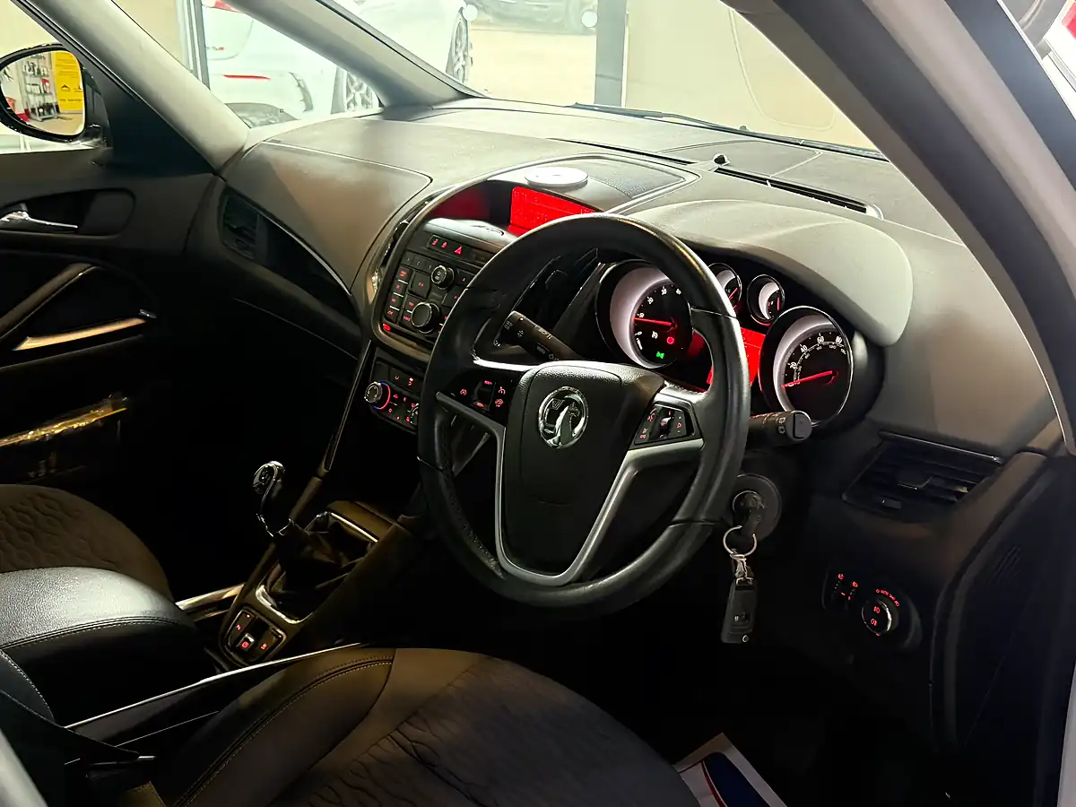 Used 2014 Vauxhall Zafira Tourer Se White - Interior and Exterior details 19