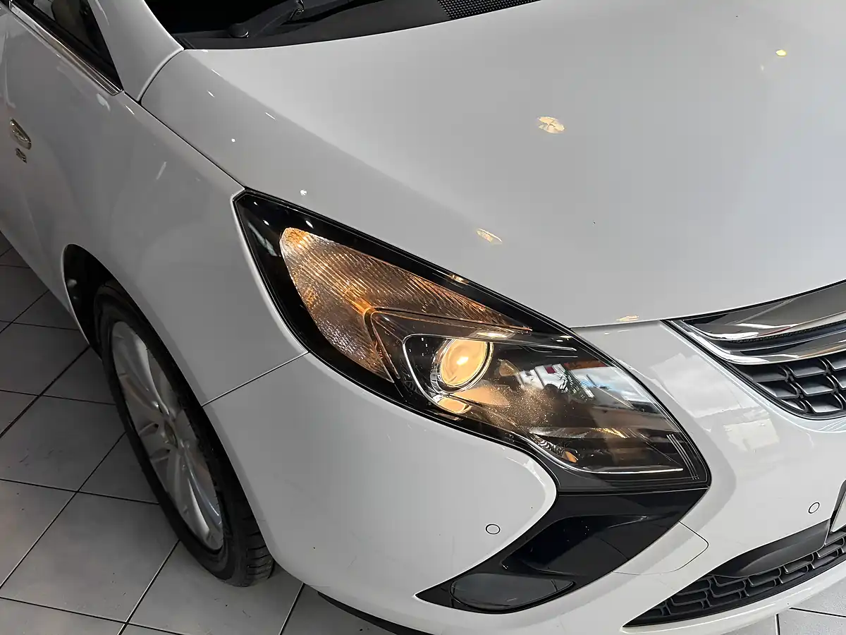Used 2014 Vauxhall Zafira Tourer Se White - Interior and Exterior details 3