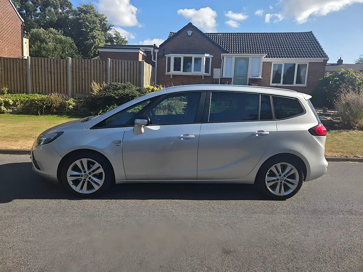 Used 2014 Vauxhall Zafira Tourer Sri Grey - Interior and Exterior details 9