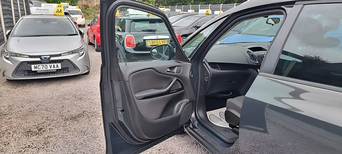 Used 2014 Vauxhall Zafira Tourer Sri Grey - Interior and Exterior details 15