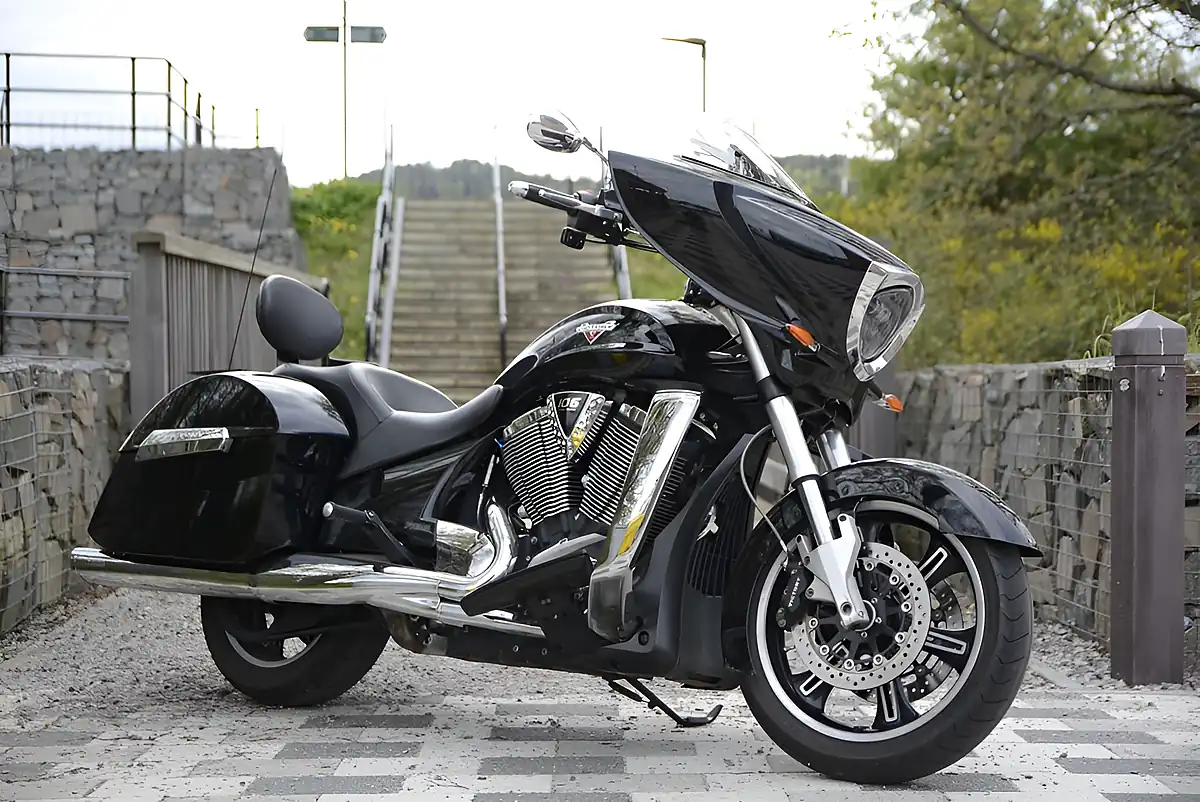 Used 2014 Victory Cross Country Black - Front View