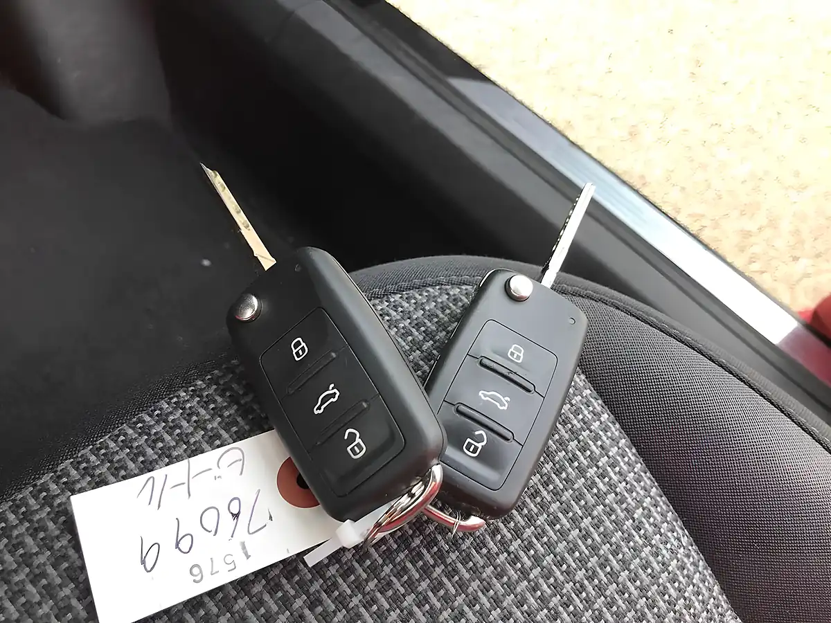 Used 2014 Volkswagen Beetle Design Deep Black Pearl - Interior and Exterior details 16