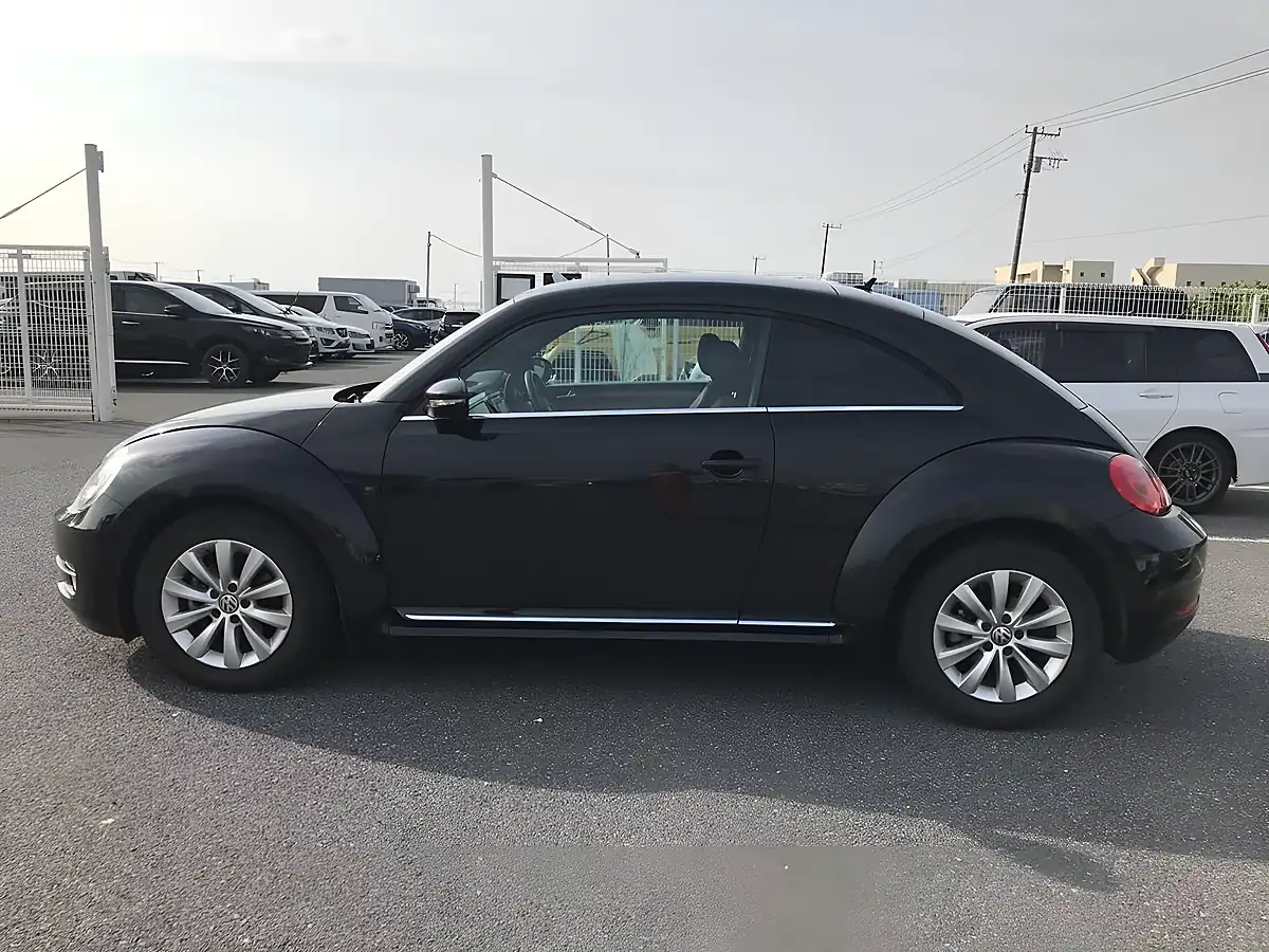 Used 2014 Volkswagen Beetle Design Deep Black Pearl - Interior and Exterior details 5