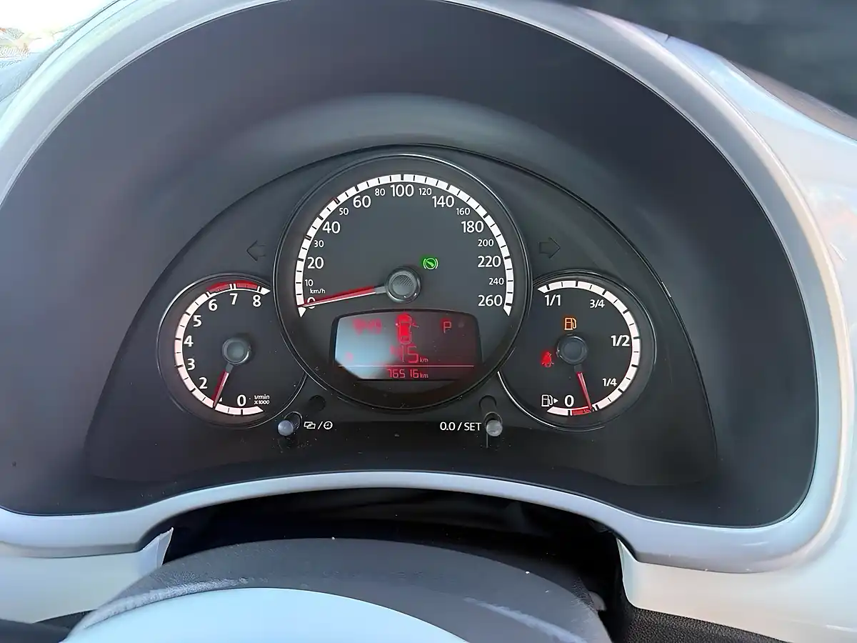 Used 2014 Volkswagen Beetle Design White - Interior and Exterior details 10