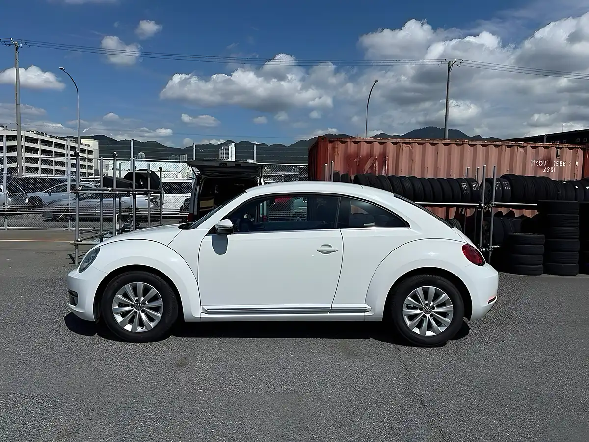 Used 2014 Volkswagen Beetle Design White - Interior and Exterior details 5