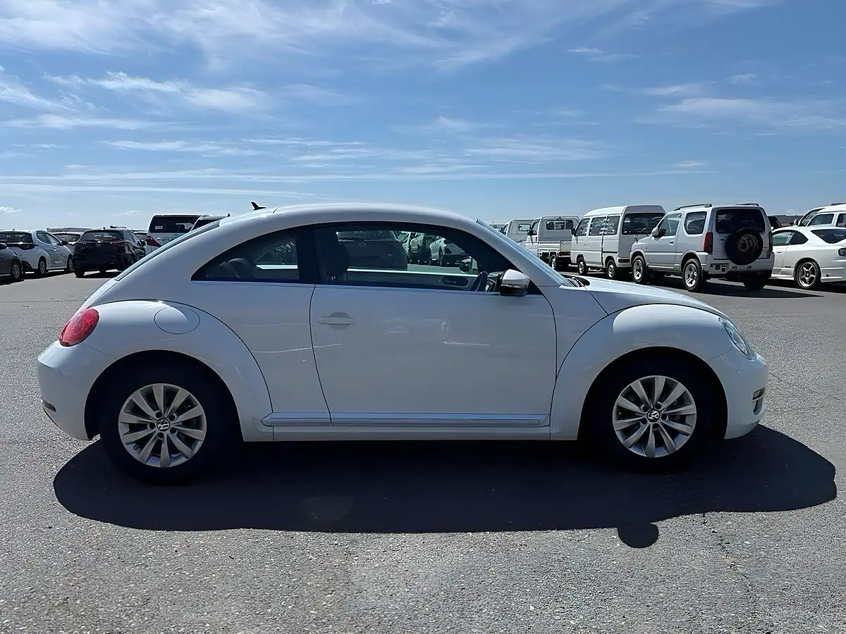 Used 2014 Volkswagen Beetle Design White - Interior and Exterior details 6