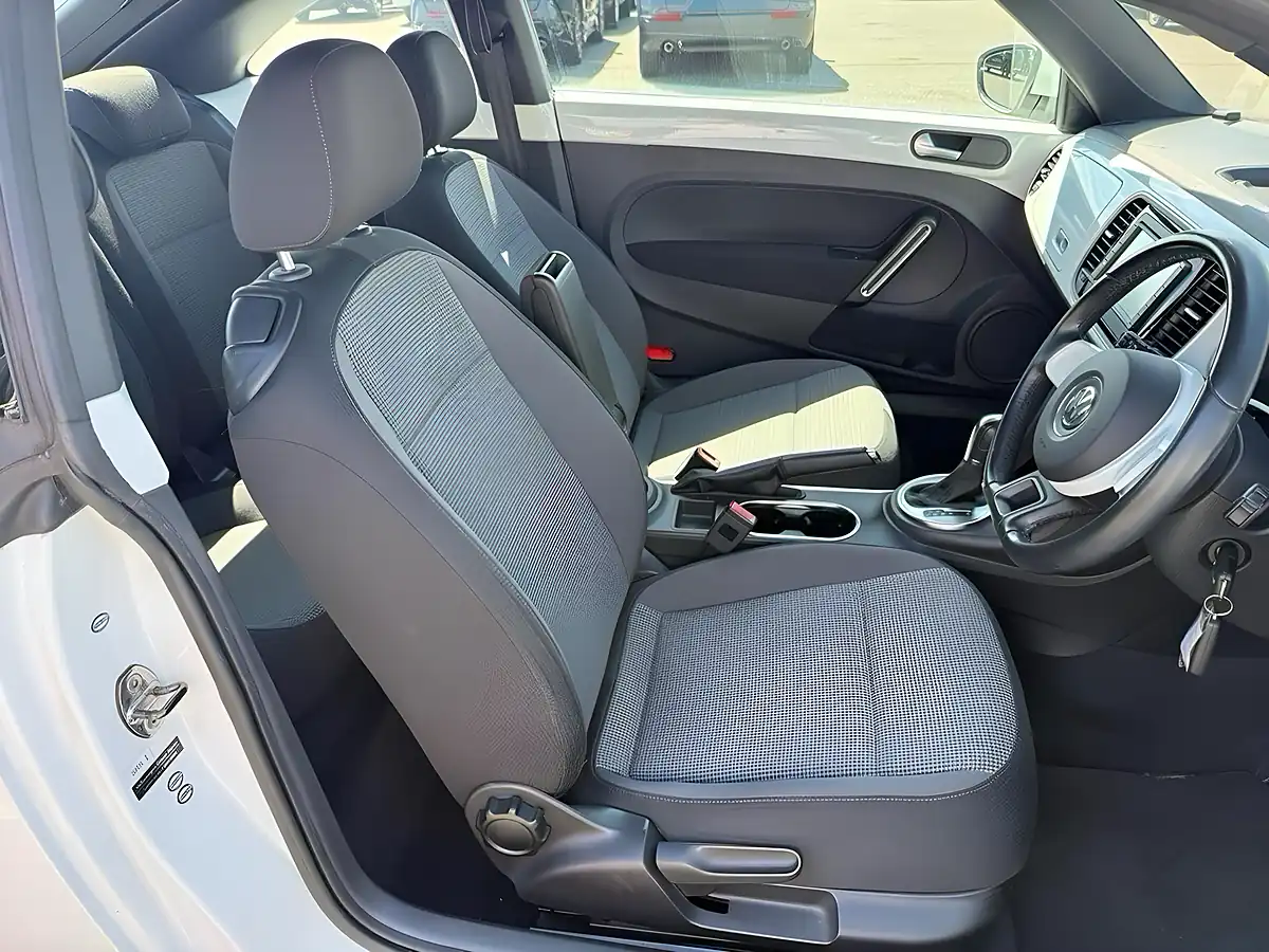 Used 2014 Volkswagen Beetle Design White - Interior and Exterior details 9