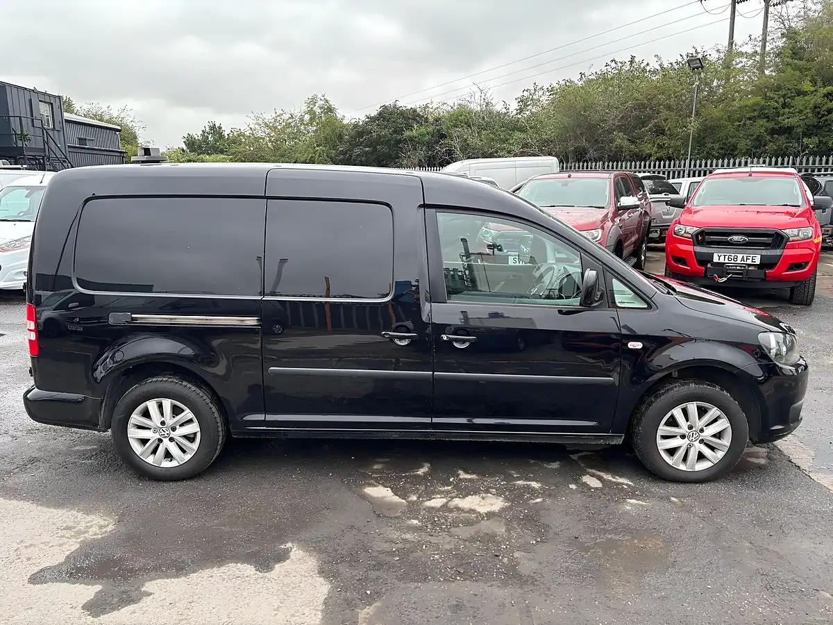 Used 2014 Volkswagen Caddy Maxi Highline Black - Interior and Exterior details 13