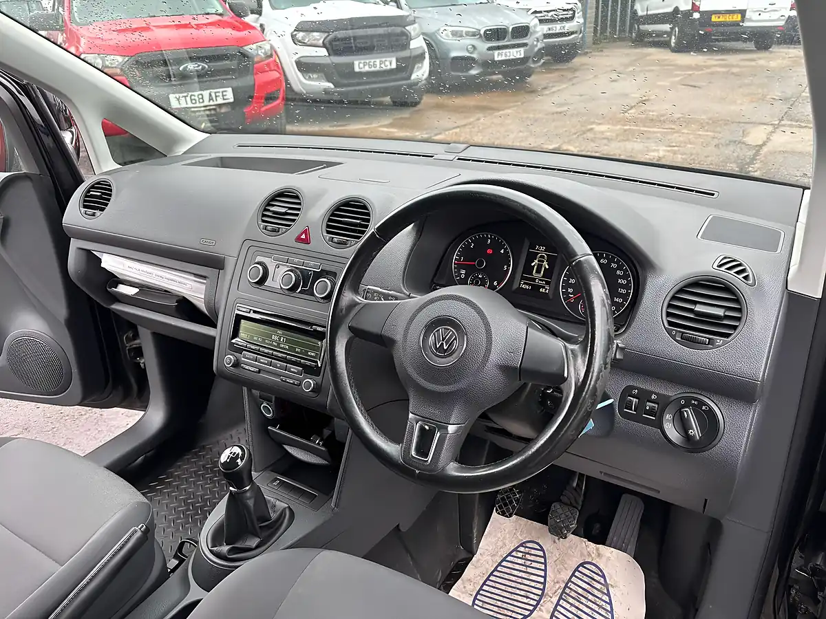 Used 2014 Volkswagen Caddy Maxi Highline Black - Interior and Exterior details 9