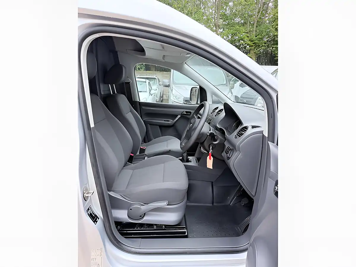 Used 2014 Volkswagen Caddy Maxi Trendline Silver - Interior and Exterior details 16