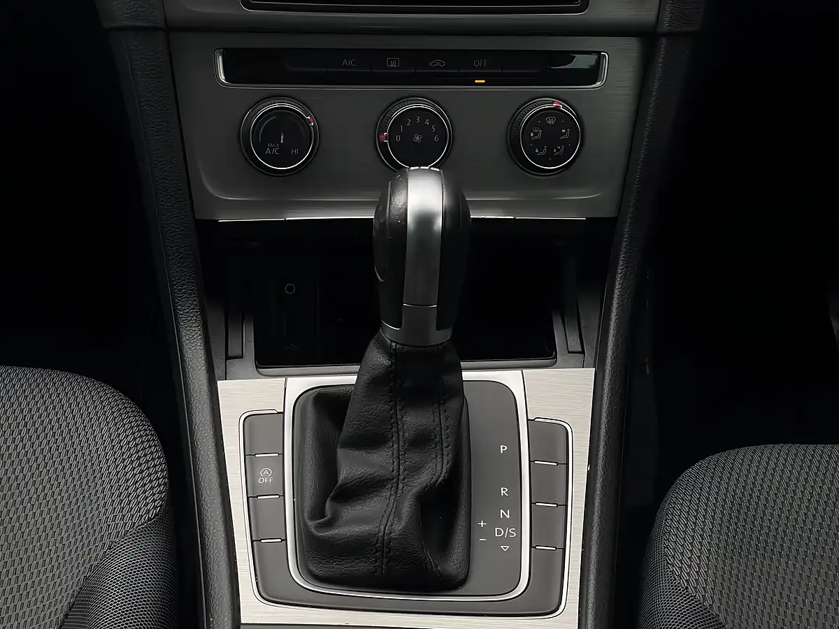 Used 2014 Volkswagen Golf Bluemotion Blue - Interior and Exterior details 17