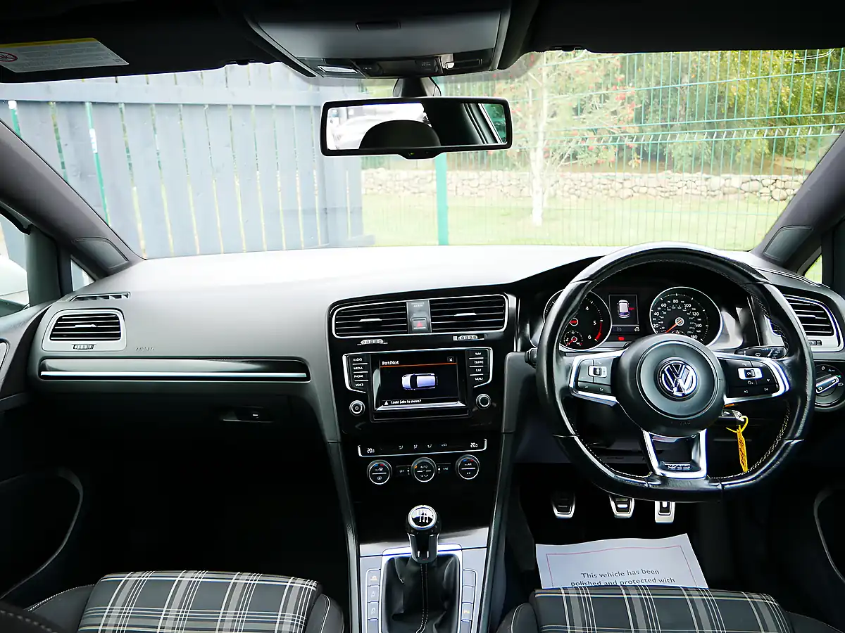 Used 2014 Volkswagen Golf Bluemotion Tech Gtd White - Interior and Exterior details 10