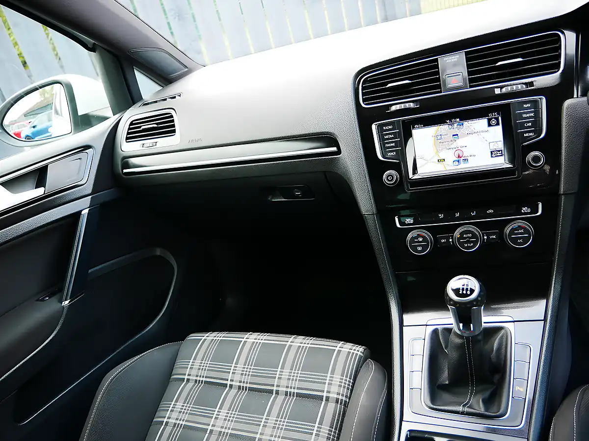 Used 2014 Volkswagen Golf Bluemotion Tech Gtd White - Interior and Exterior details 11