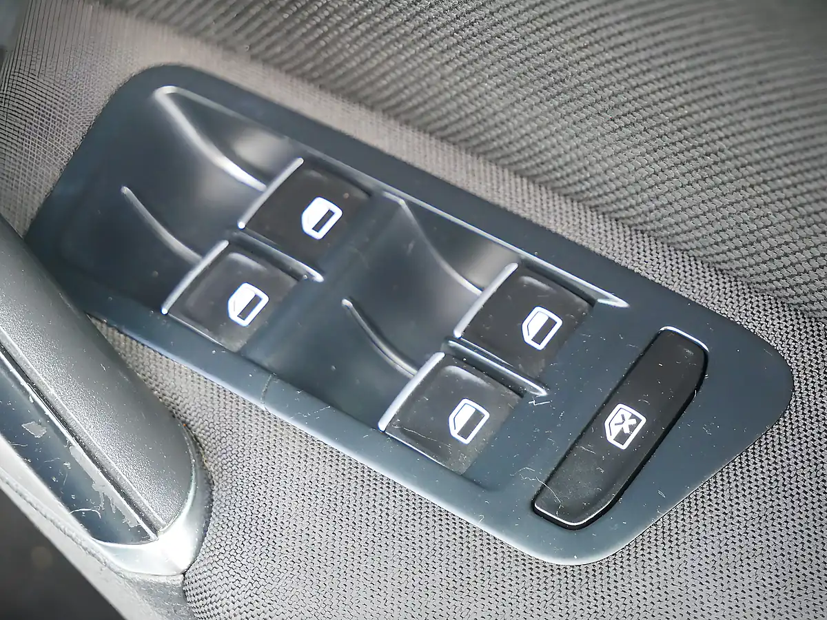 Used 2014 Volkswagen Golf Bluemotion Tech Gtd White - Interior and Exterior details 15