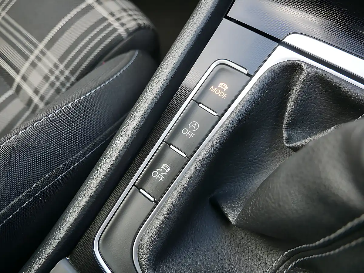 Used 2014 Volkswagen Golf Bluemotion Tech Gtd White - Interior and Exterior details 18