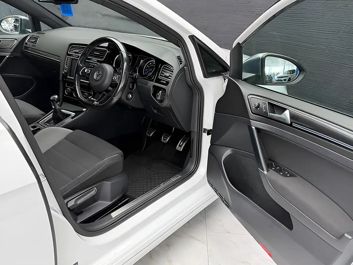 Used 2014 Volkswagen Golf Bluemotion Tech R 4Motion White - Interior and Exterior details 11