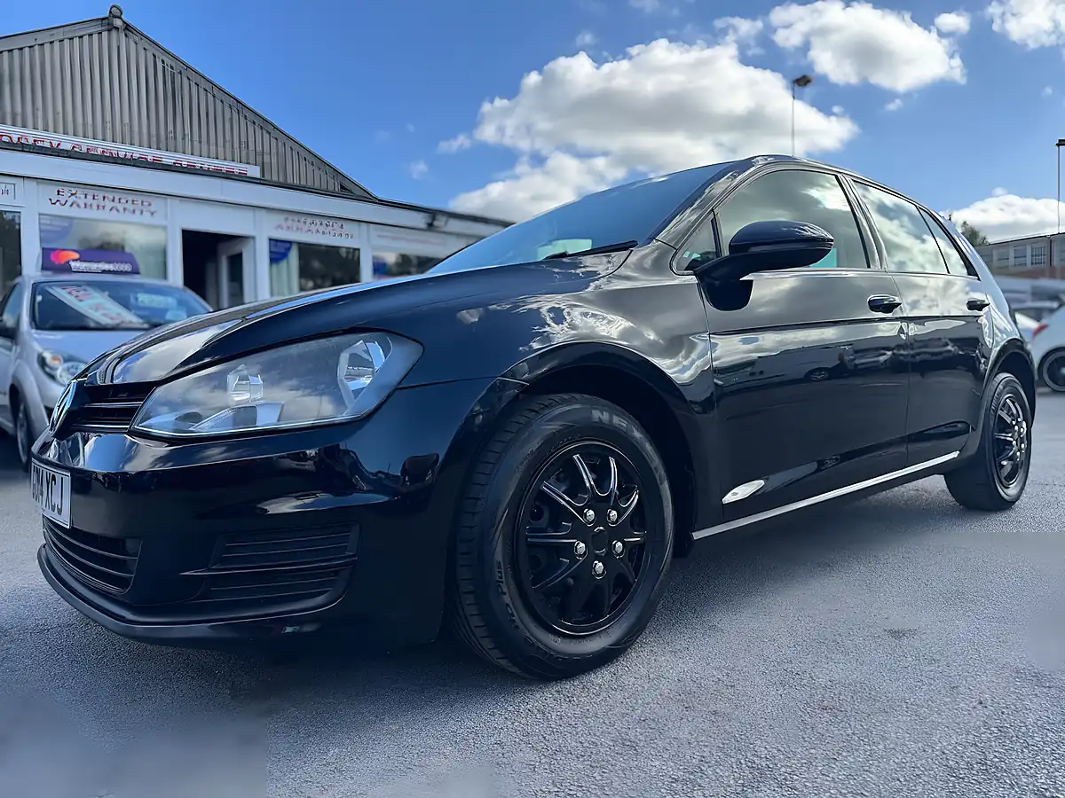 Used 2014 Volkswagen Golf Bluemotion Tech S Euro 5 Black - Interior and Exterior details 4