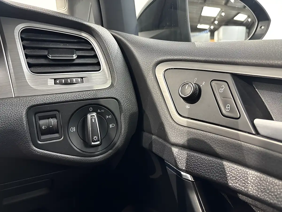 Used 2014 Volkswagen Golf Bluemotion Tech Se Black - Interior and Exterior details 17