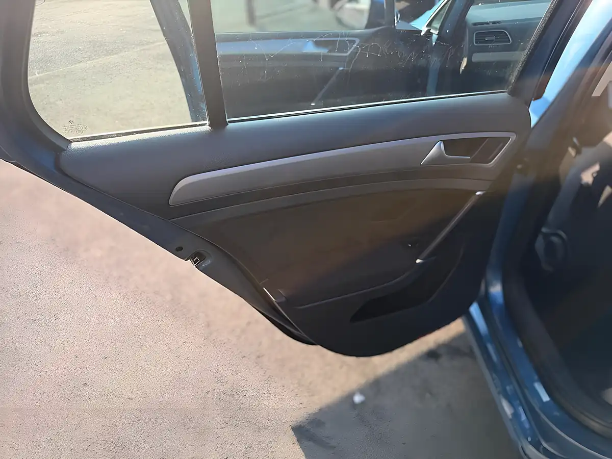 Used 2014 Volkswagen Golf Bluemotion Tech Se Blue - Interior and Exterior details 16