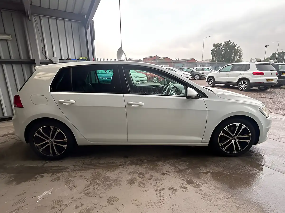 Used 2014 Volkswagen Golf Bluemotion Tech Se White - Interior and Exterior details 7
