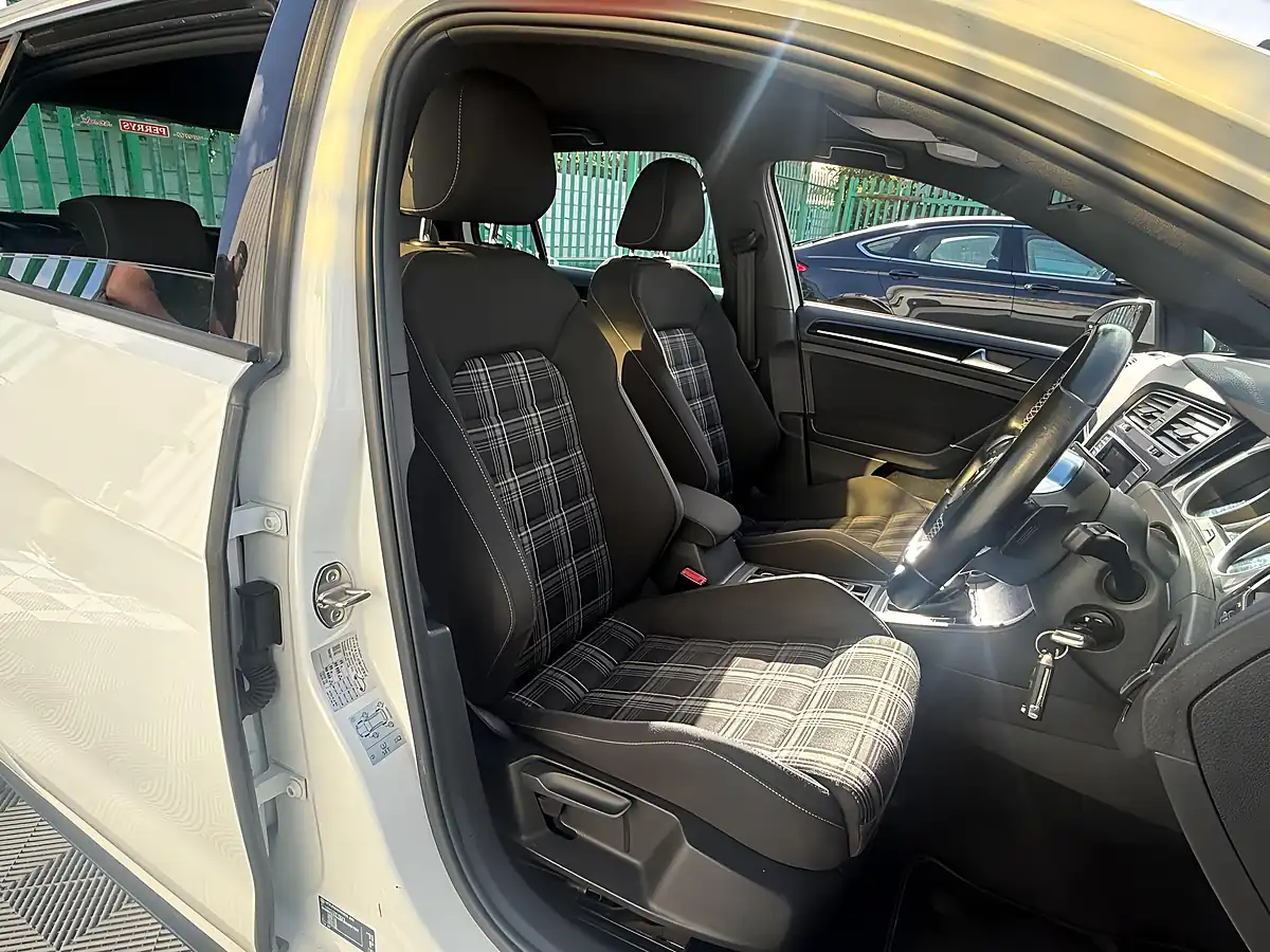 Used 2014 Volkswagen Golf Gtd Bluemotion Tech White - Interior and Exterior details 15