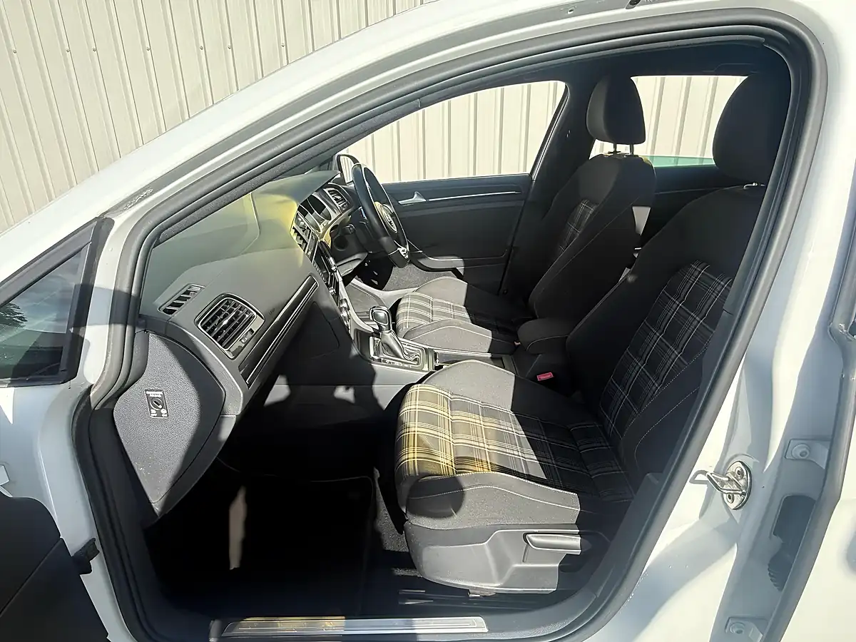 Used 2014 Volkswagen Golf Gtd Bluemotion Tech White - Interior and Exterior details 16