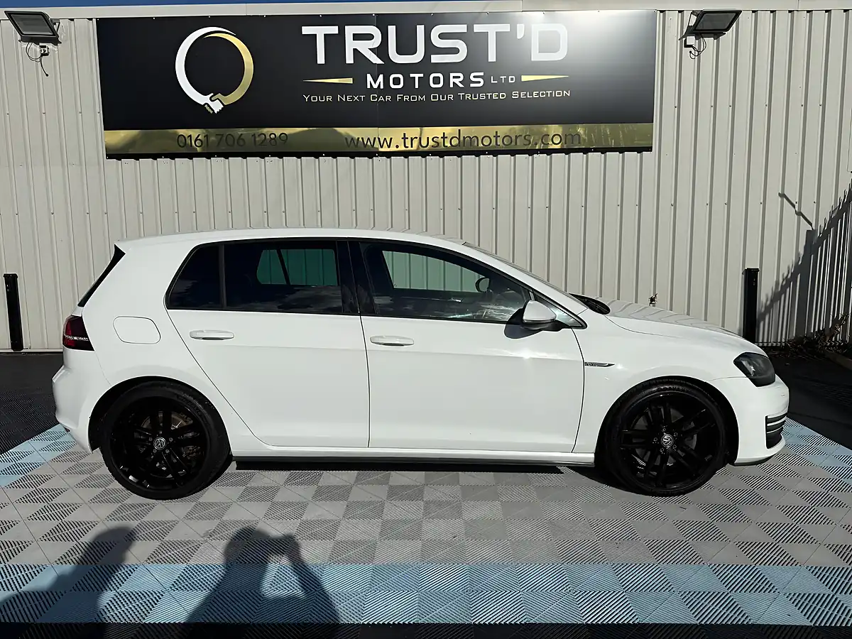 Used 2014 Volkswagen Golf Gtd Bluemotion Tech White - Interior and Exterior details 8