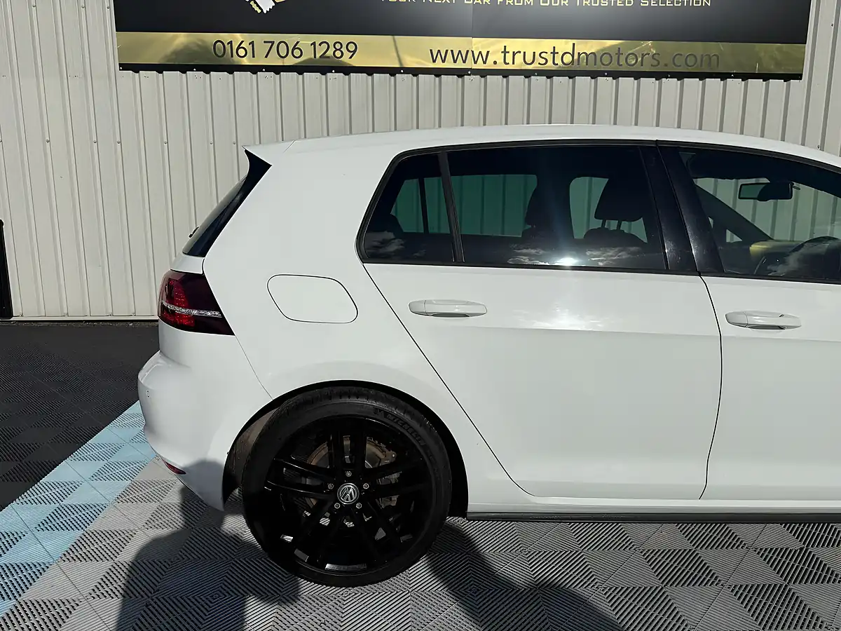 Used 2014 Volkswagen Golf Gtd Bluemotion Tech White - Interior and Exterior details 9