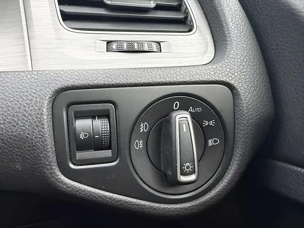 Used 2014 Volkswagen Golf Match Blue - Interior and Exterior details 12