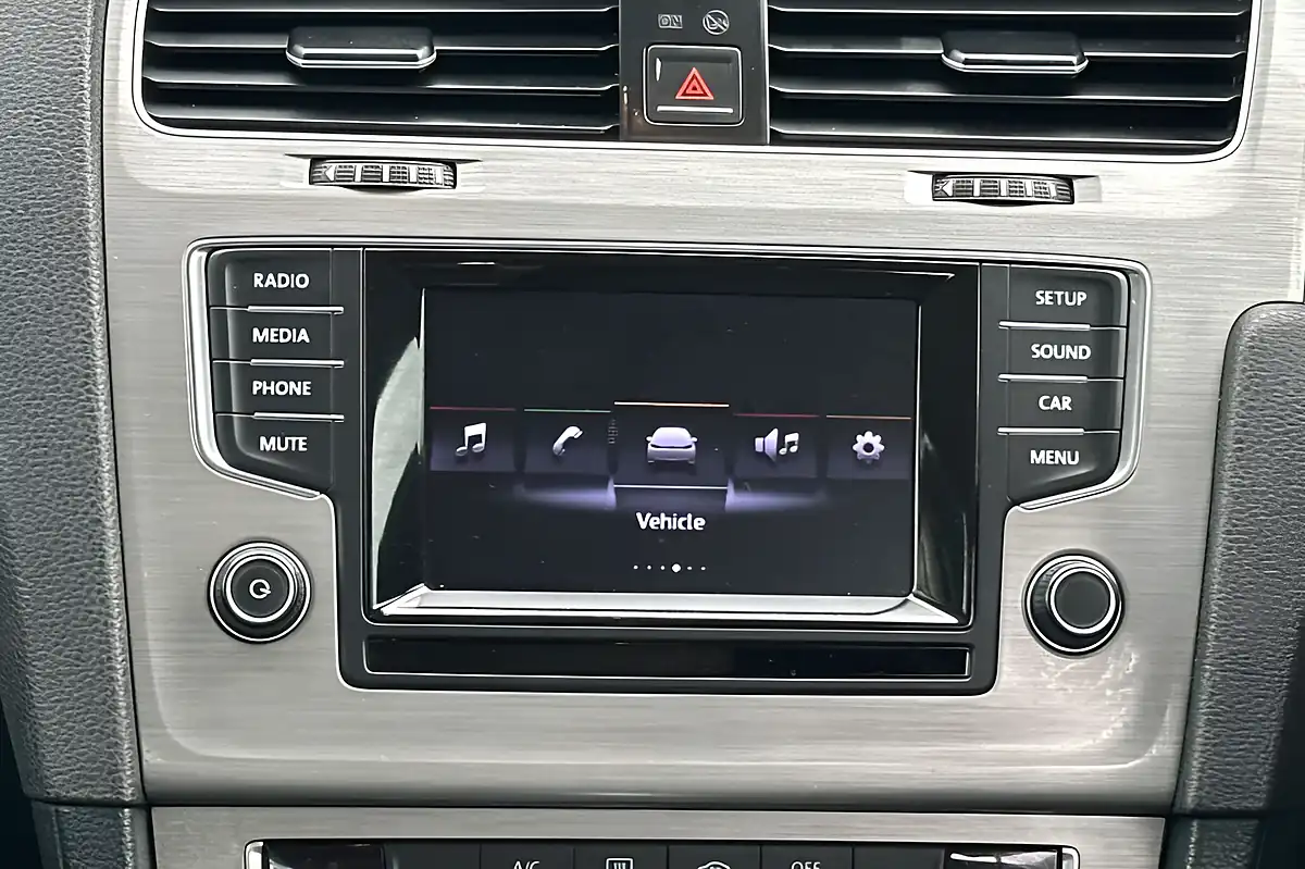 Used 2014 Volkswagen Golf Match White - Interior and Exterior details 19