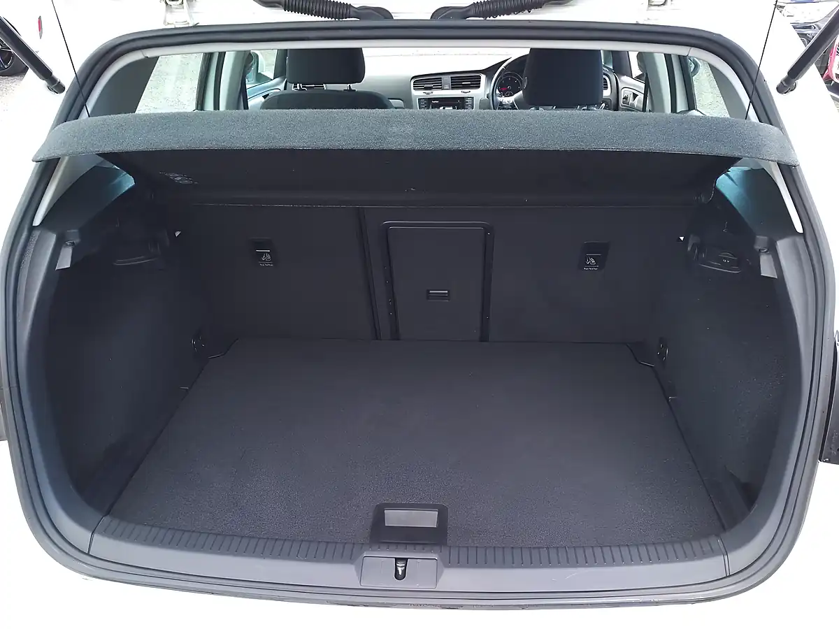 Used 2014 Volkswagen Golf Match White - Interior and Exterior details 19
