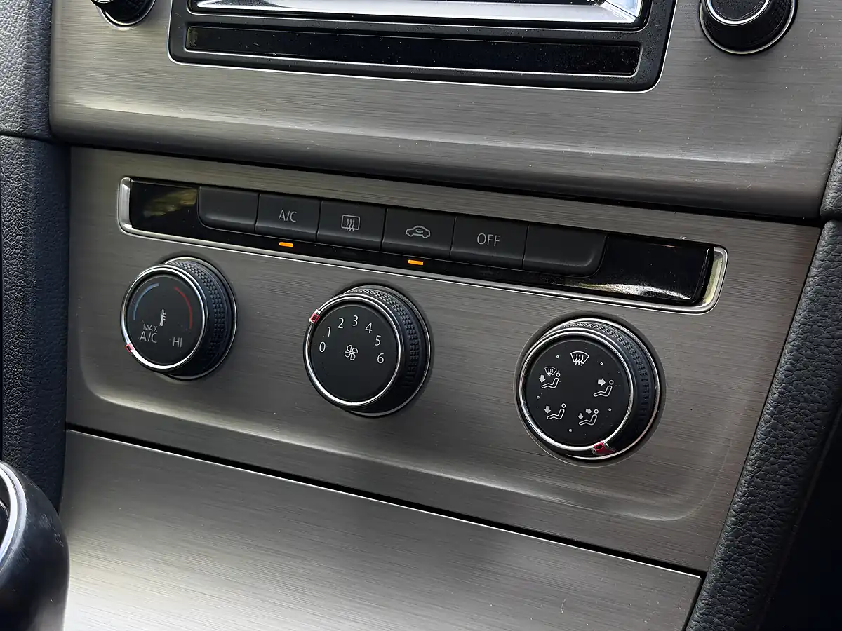 Used 2014 Volkswagen Golf Match White - Interior and Exterior details 16