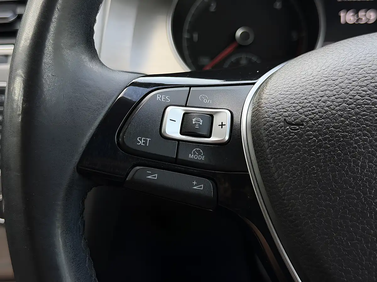 Used 2014 Volkswagen Golf Match White - Interior and Exterior details 17