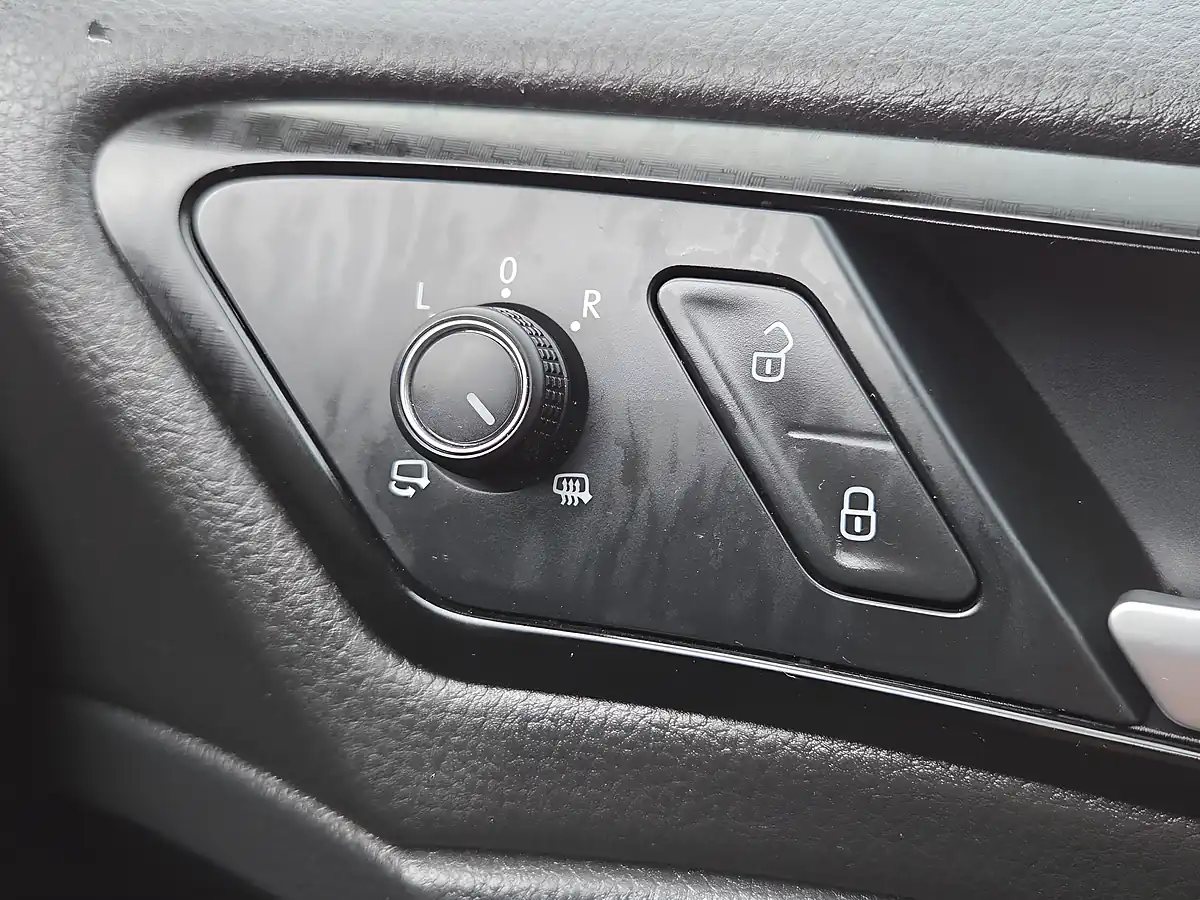 Used 2014 Volkswagen Golf R White - Interior and Exterior details 15