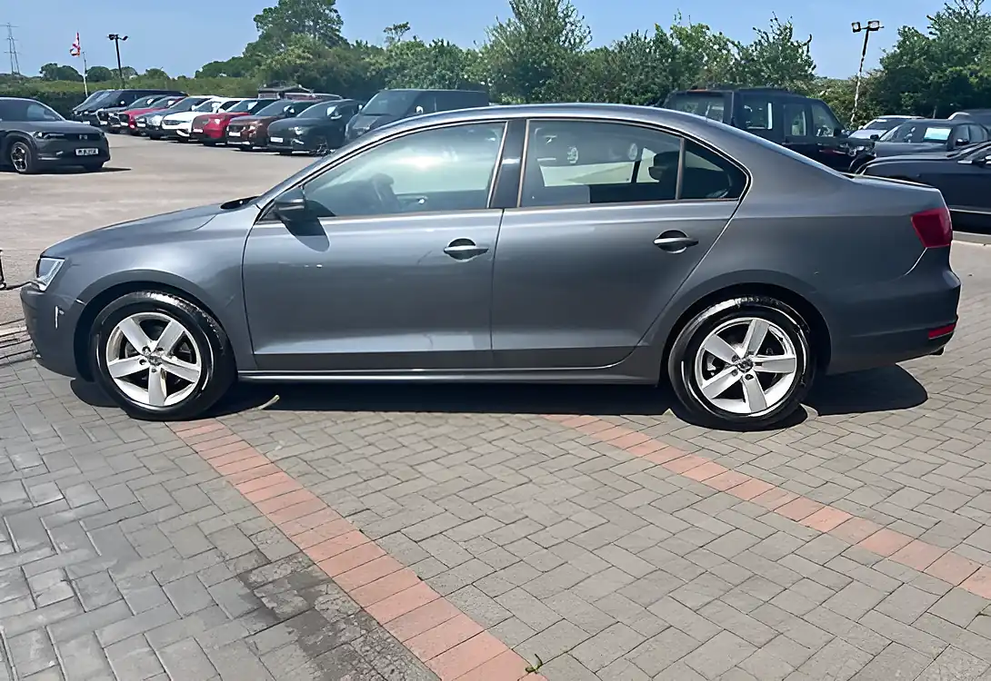 Used 2014 Volkswagen Jetta Se Platinum Grey Metallic - Interior and Exterior details 11