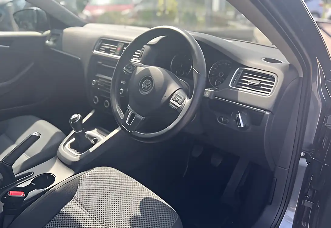Used 2014 Volkswagen Jetta Se Platinum Grey Metallic - Interior and Exterior details 15