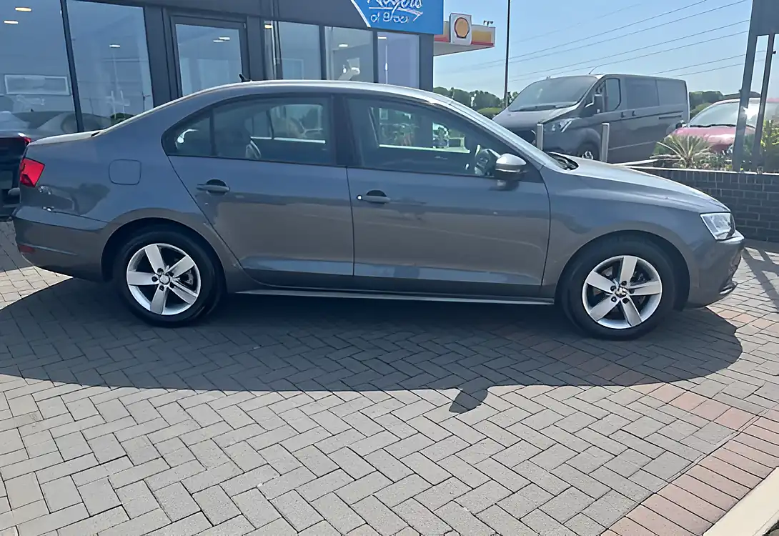 Used 2014 Volkswagen Jetta Se Platinum Grey Metallic - Interior and Exterior details 5
