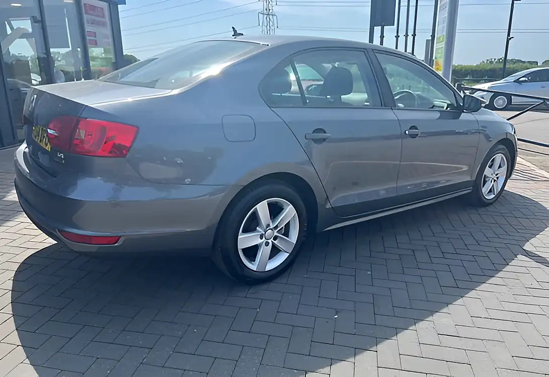 Used 2014 Volkswagen Jetta Se Platinum Grey Metallic - Interior and Exterior details 6