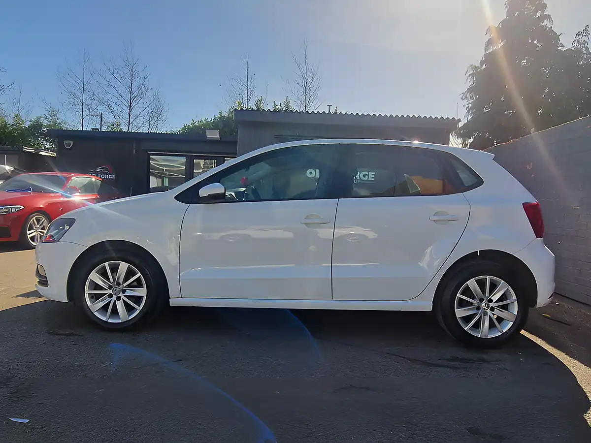 Used 2014 Volkswagen Polo Bluemotion Tech Se White - Interior and Exterior details 5