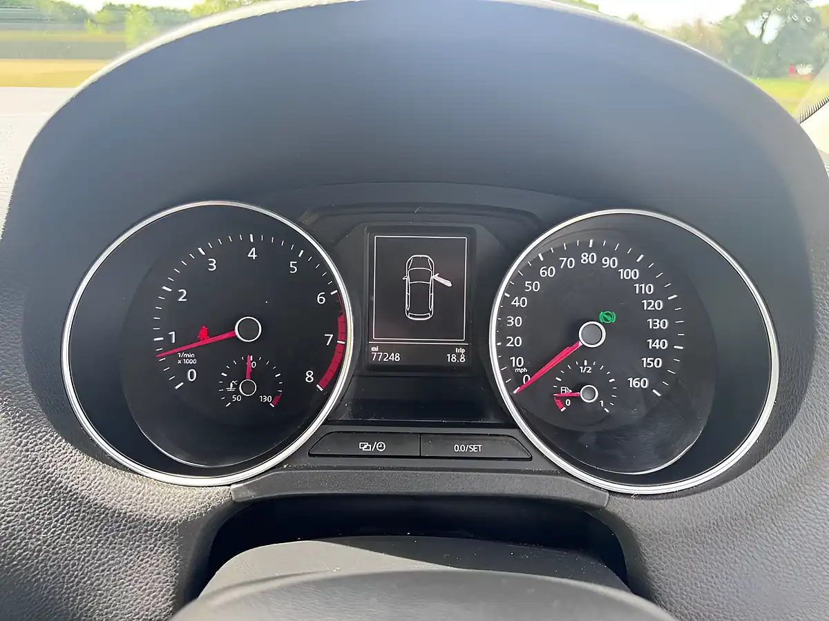 Used 2014 Volkswagen Polo Bluemotion Tech Se White - Interior and Exterior details 14