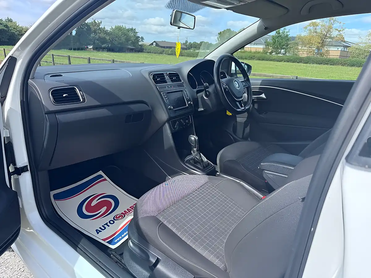 Used 2014 Volkswagen Polo Bluemotion Tech Se White - Interior and Exterior details 7