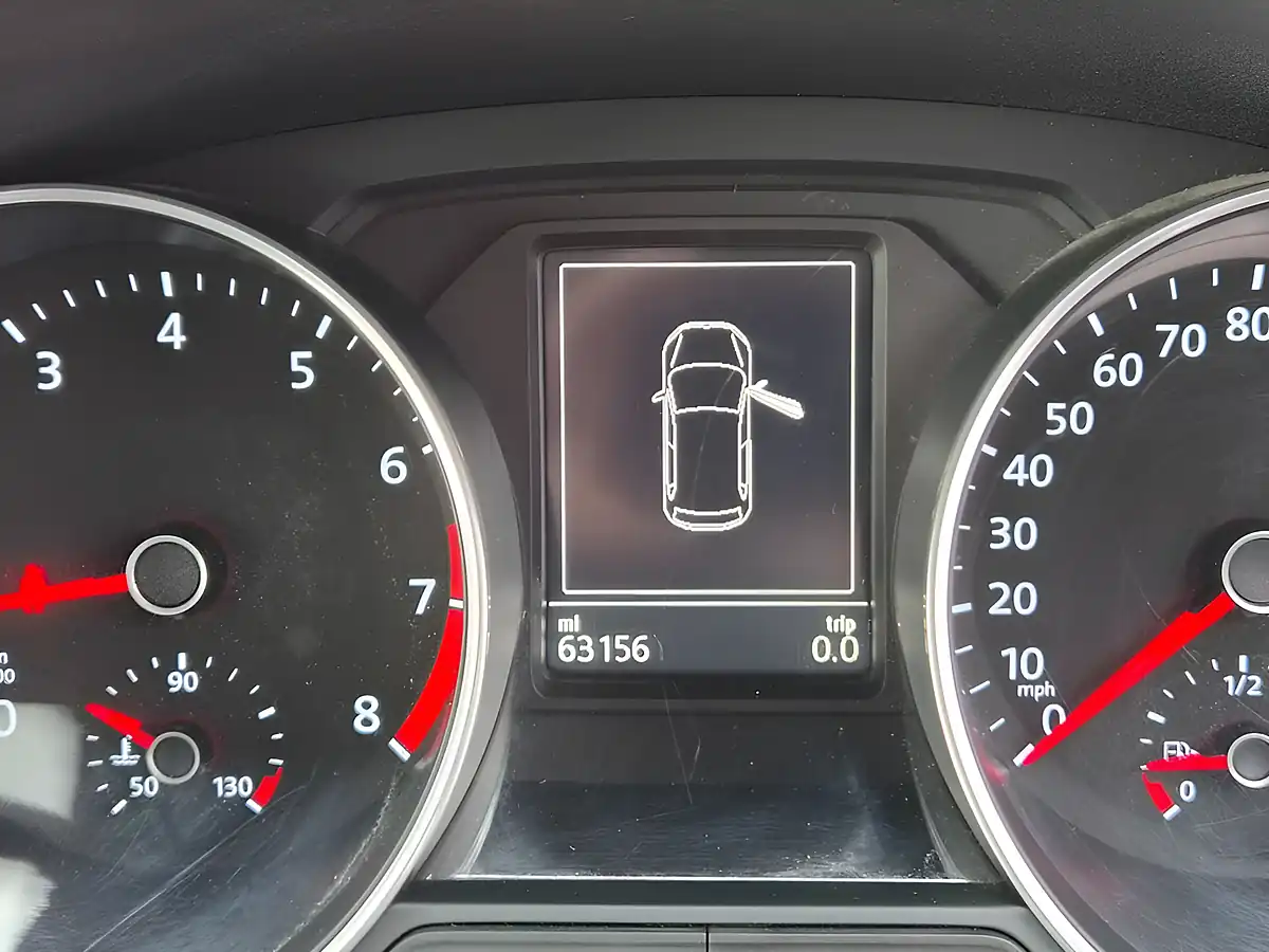 Used 2014 Volkswagen Polo Bluemotion Tech Se White - Interior and Exterior details 10